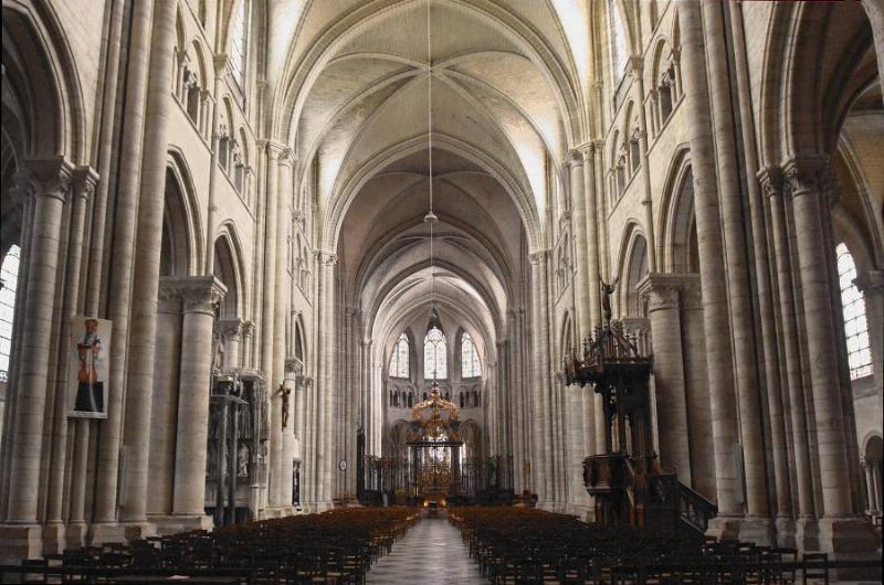 L'élégance des colonnes et des voûtes de la Cathédrale de Tours